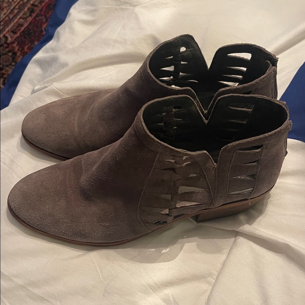 Vince Camuto Veera Cut Out Suede Ankle Boot Gray Women's sz 10
